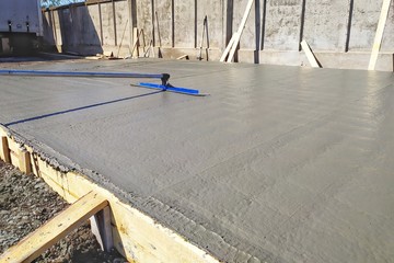 smoothing the final finishes of a building slab